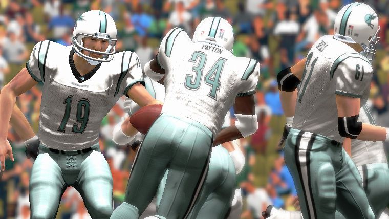 a quarterback #19 hands off the ball to running back Payton #34 in All-Pro Football 2K8