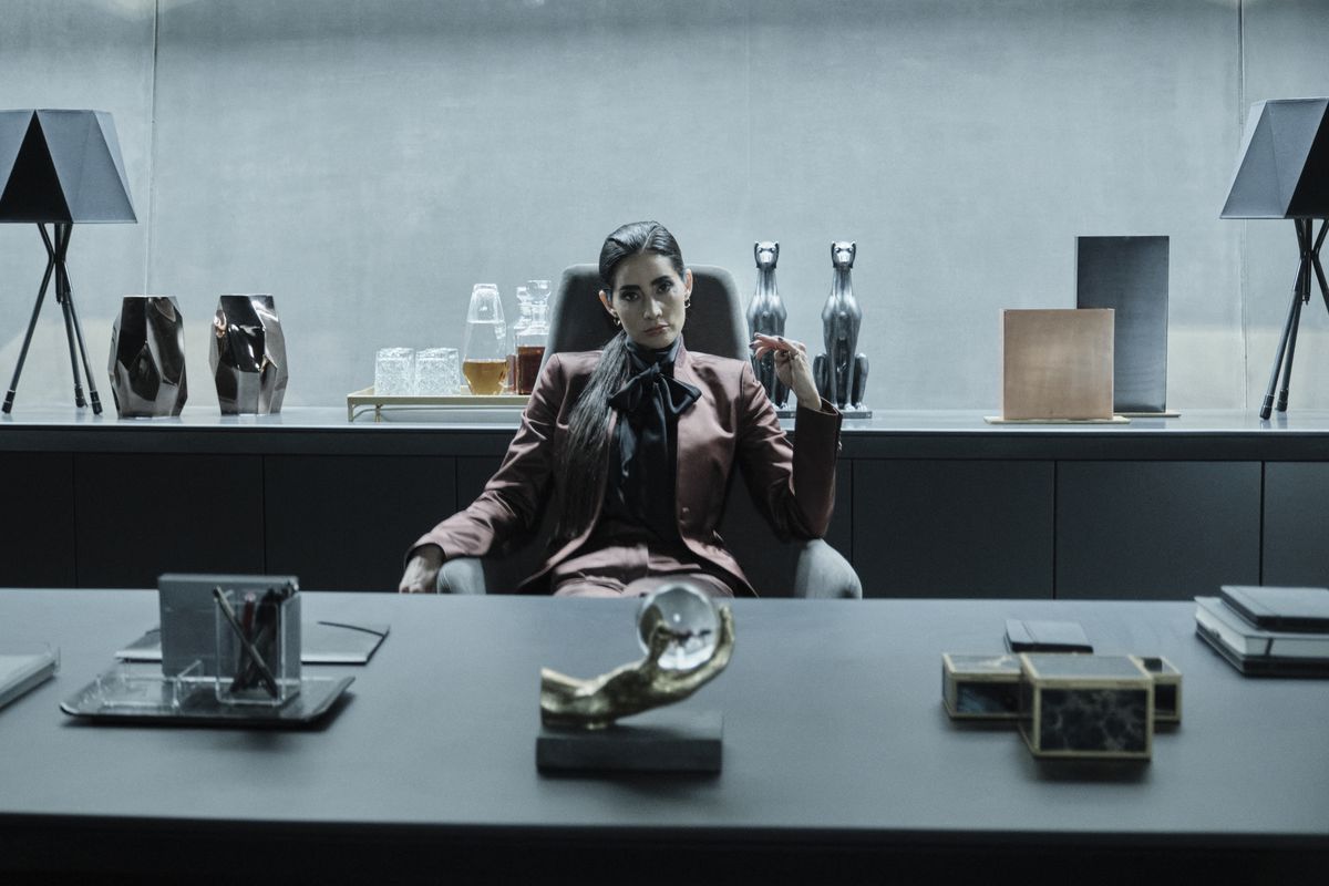 Evelyn sitting at her desk in Resident Evil