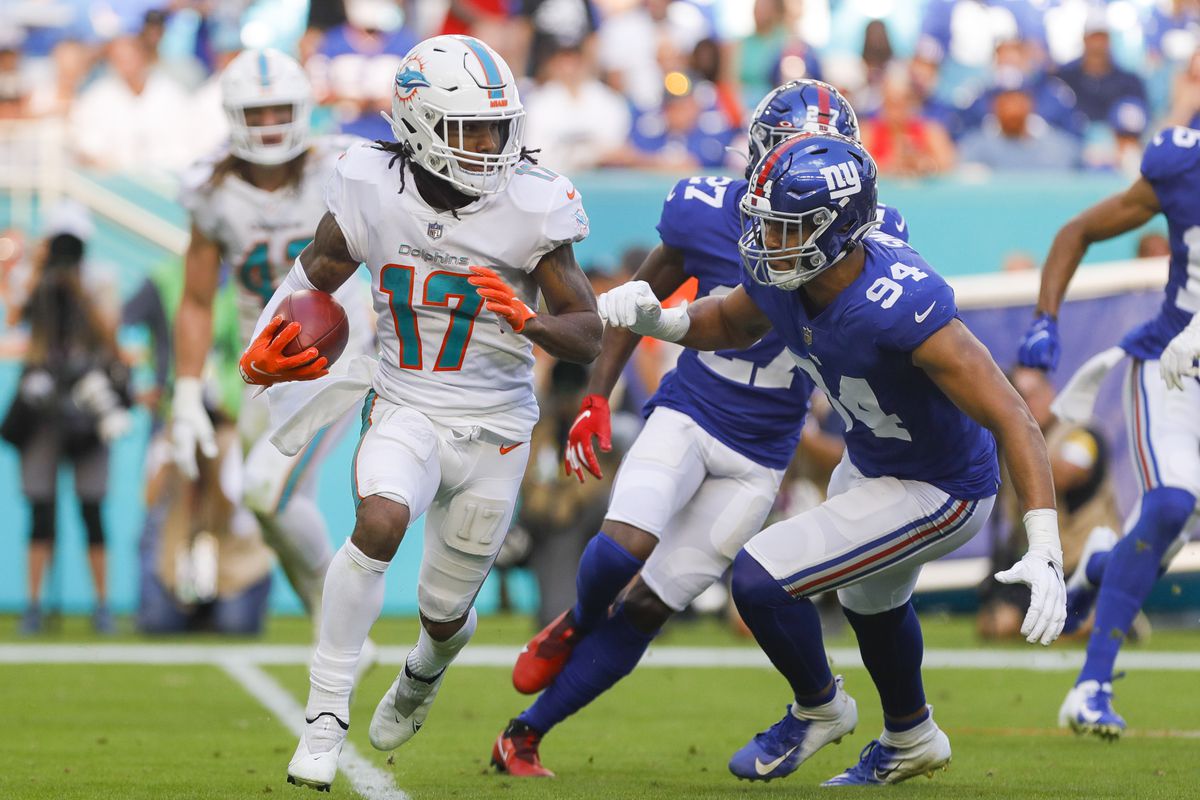 Miami Dolphins wide receiver Jaylen Waddle (17) runs with the football against New York Giants linebacker Elerson Smith (94) during the second half at Hard Rock Stadium.&nbsp;