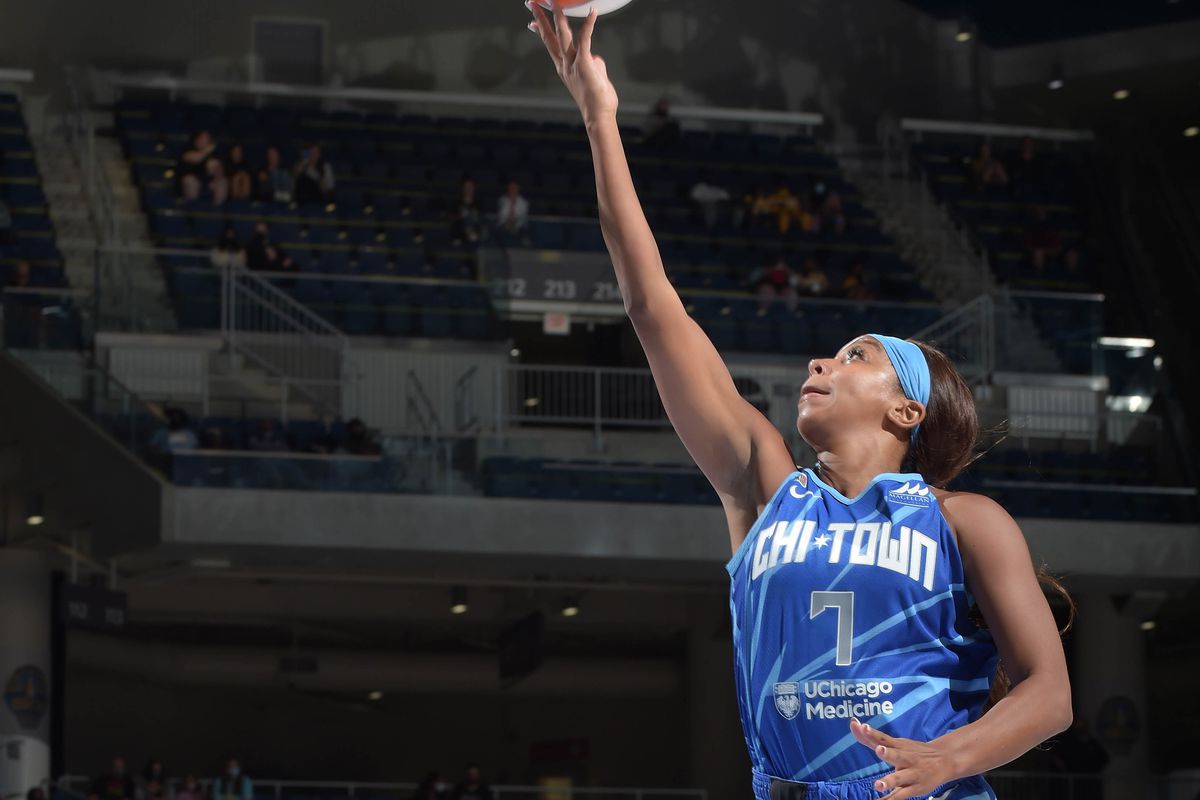 Lexie Brown inked her rest-of-season contract with the Sky on Monday.
