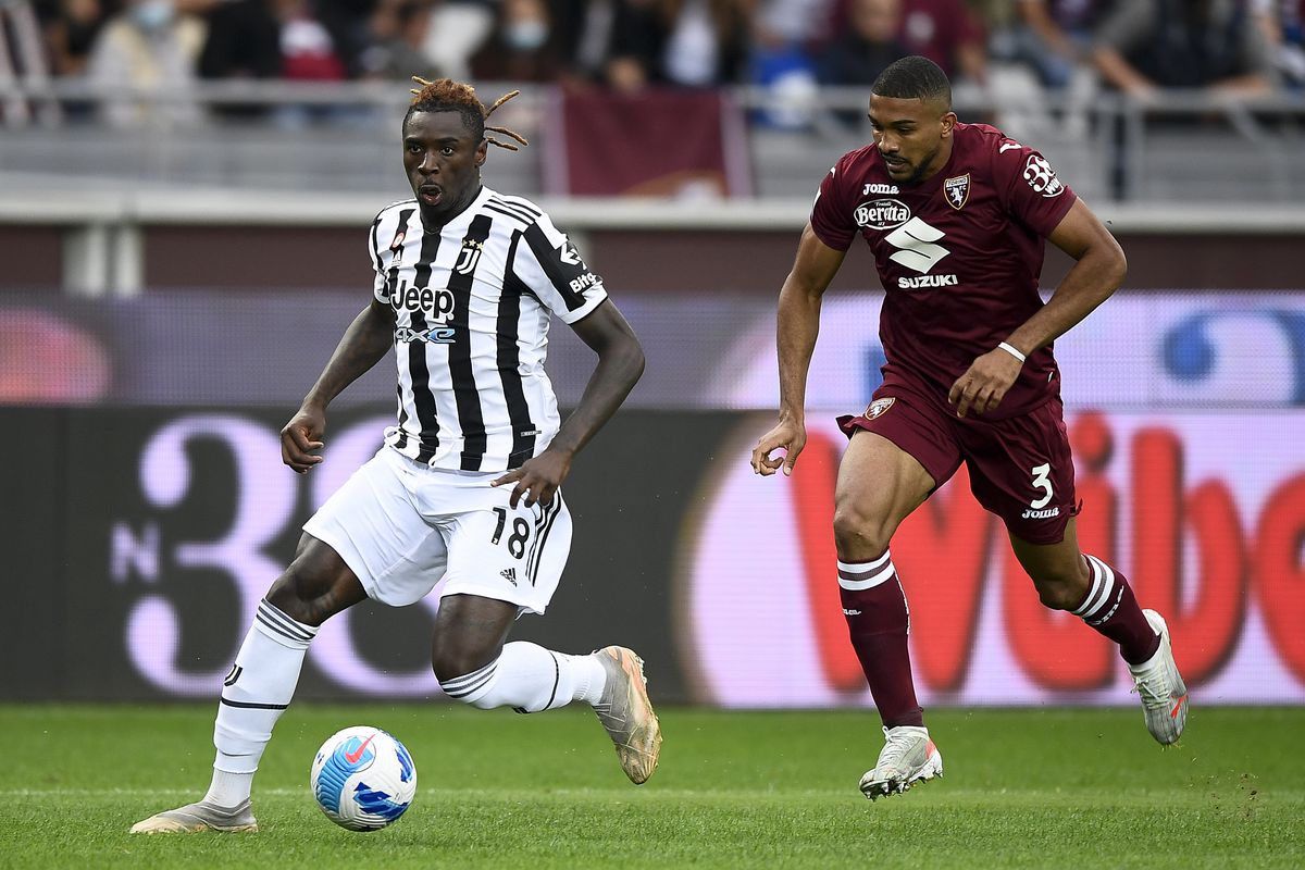Moise Kean (L) of Juventus FC is challenged by Gleison...