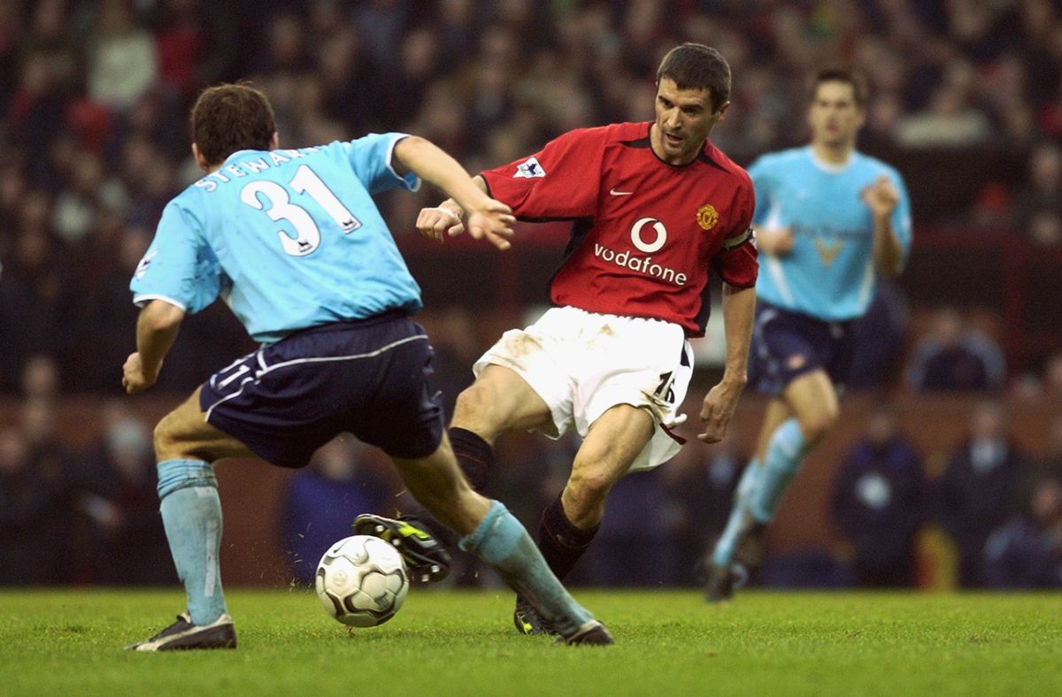 Roy Keane of Manchester United passing the ball past Marcus Stewart of Sunderland 