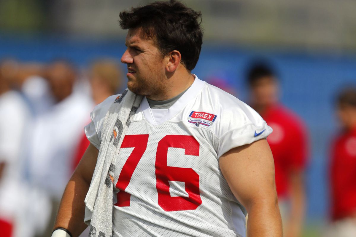 Chris Snee with a wrap on his left hip during 2013 training camp