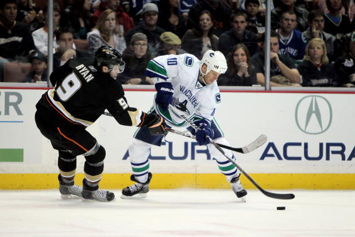 <strong>Pass.</strong>  Photo by Jeff Gross/Getty Images  Content © 2010 Getty Images All rights reserved.  via <a href="http://cdn.picapp.com/ftp/Images/7/7/c/7/Vancouver_Canucks_v_f96d.jpg?adImageId=13075679&imageId=8423245">cdn.picapp.com</a>