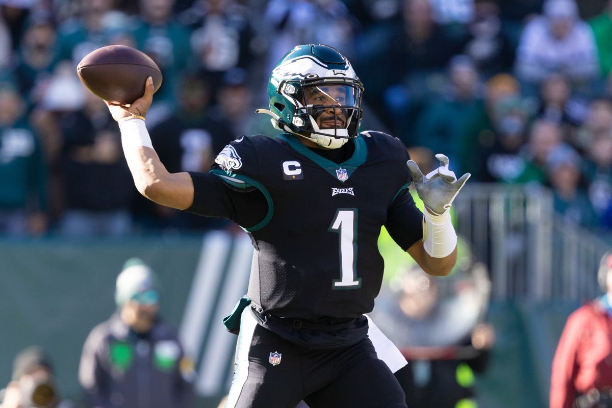 Philadelphia Eagles quarterback Jalen Hurts (1) passes the ball against the New York Giants during the first quarter at Lincoln Financial Field.