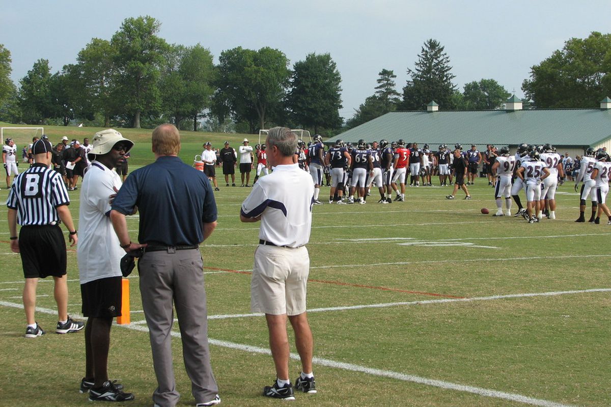 NFL Commish Roger Goodell (in blue) watches the Ravens' practice.