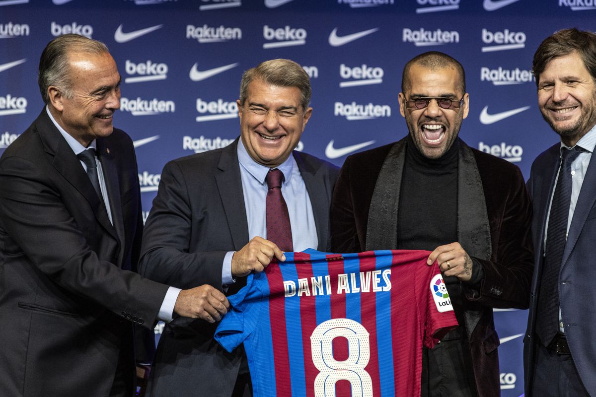 Dani Alves returns to Barcelona