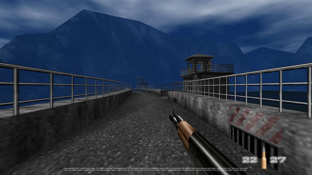 James Bond camina a lo largo de la presa en el primer nivel en GoldenEye 007 con un KF7 soviético