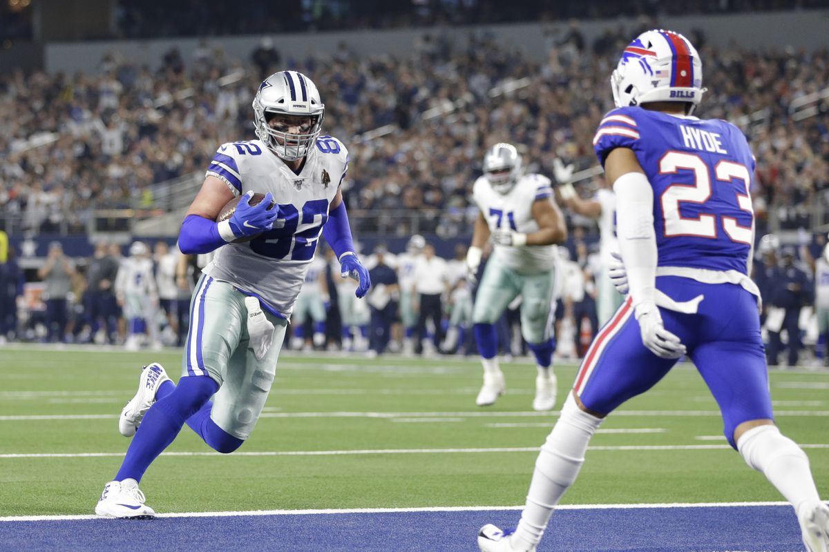 Dallas Cowboys tight end Jason Witten scores a touchdown in the first quarter against the Buffalo Bills at AT&amp;T Stadium