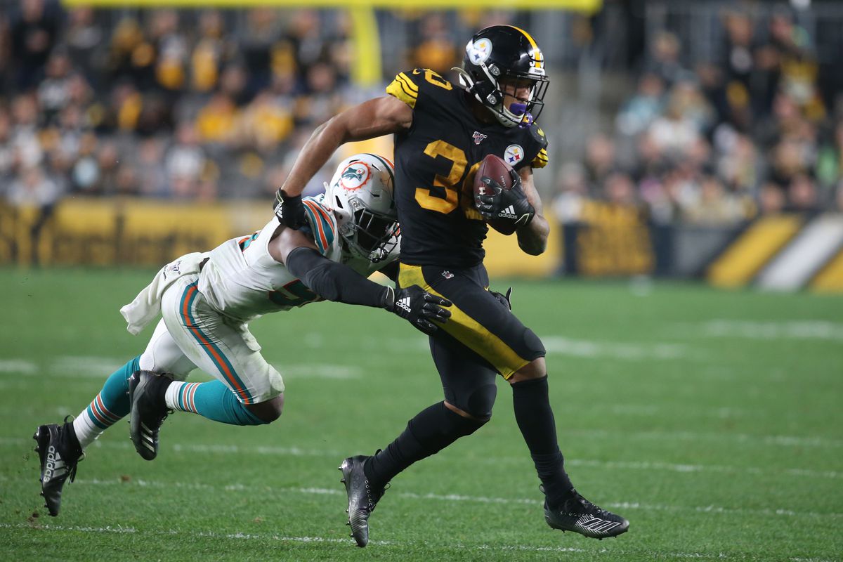 Pittsburgh Steelers running back James Conner runs the ball against Miami Dolphins middle linebacker Raekwon McMillan during the fourth quarter at Heinz Field.