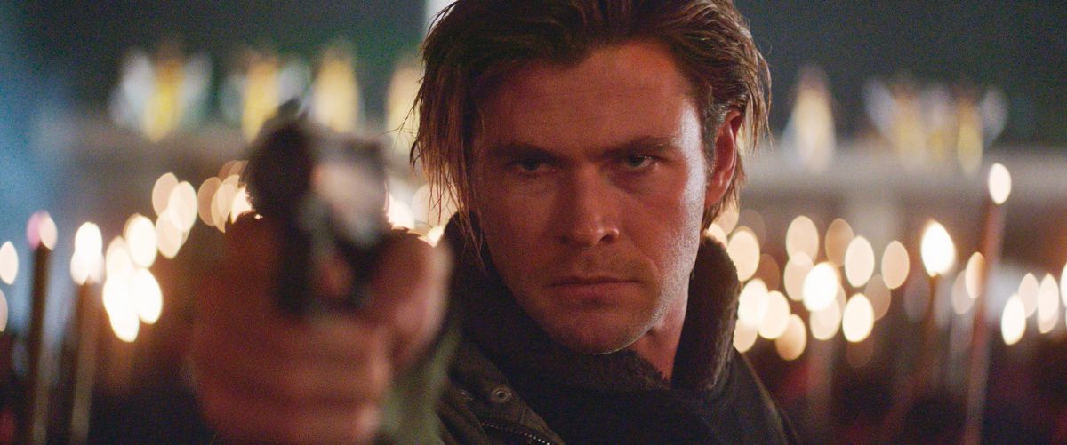 Chris Hemsworth as Nicholas Hathaway holding a pistol&nbsp;in Blackhat.