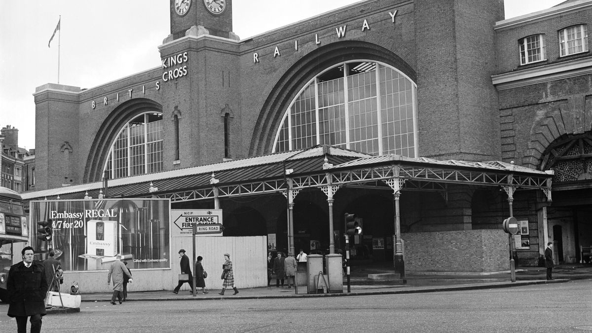 Entrance to Kings Cross Station, London, 20 January 1971.