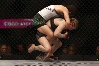 Alexa Grasso chokes out Valentina Shevchenko at UFC 285.