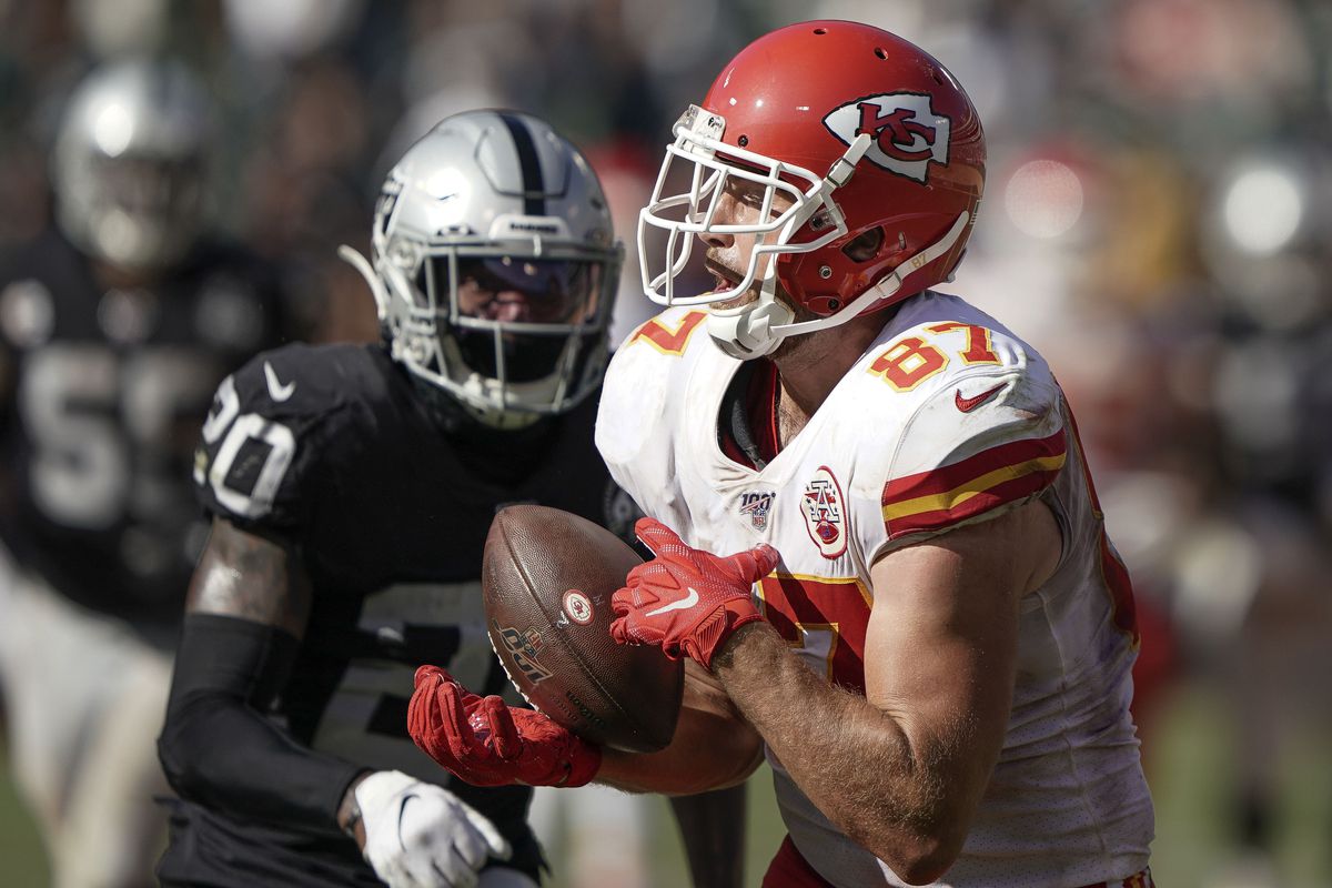 Kansas City Chiefs tight end Travis Kelce catches the ball against Oakland Raiders cornerback Daryl Worley during the fourth quarter at the Oakland Coliseum.&nbsp;