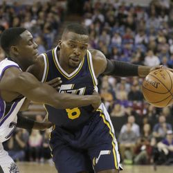 Sacramento Kings guard Darren Collison, left, tries to stop the drive of Utah Jazz guard Shelvin Mack during the first half of an NBA basketball game Sunday, March 13, 2016, in Sacramento, Calif.(AP Photo/Rich Pedroncelli)