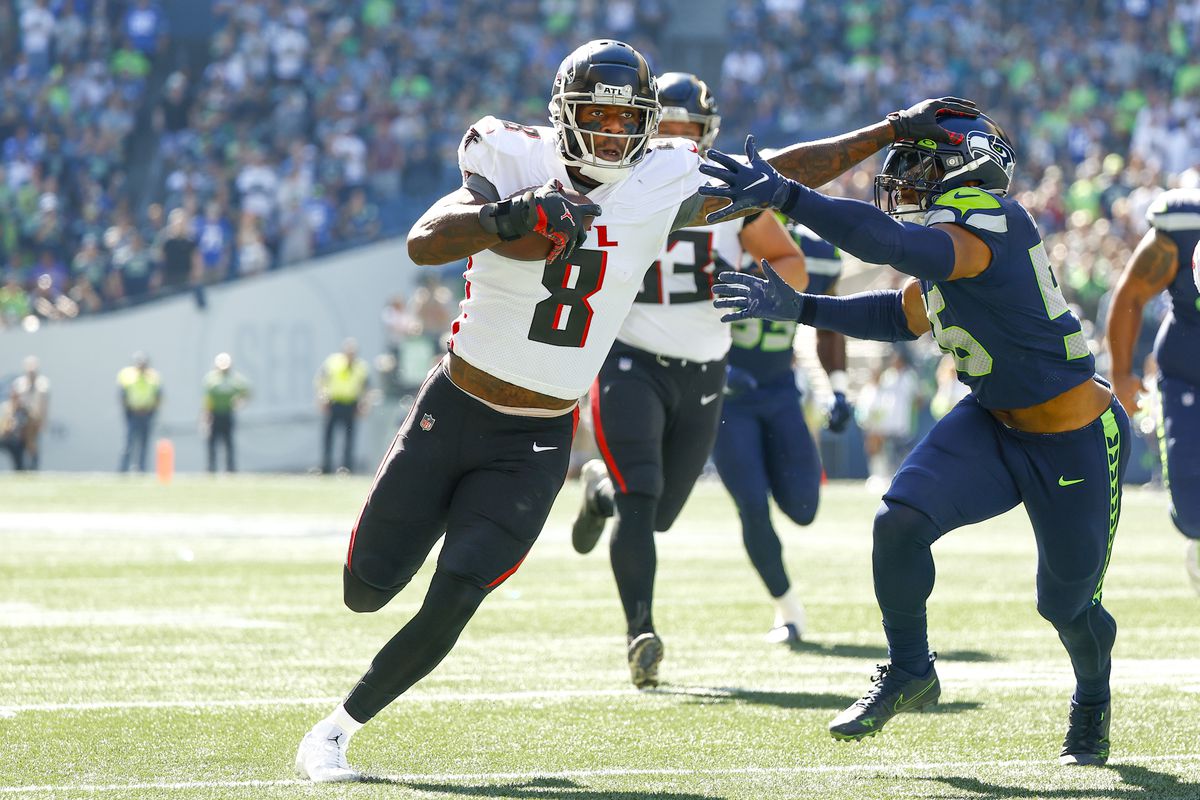 Atlanta Falcons tight end Kyle Pitts (8) runs for yards after the catch against Seattle Seahawks linebacker Jordyn Brooks (56) during the first quarter at Lumen Field.&nbsp;