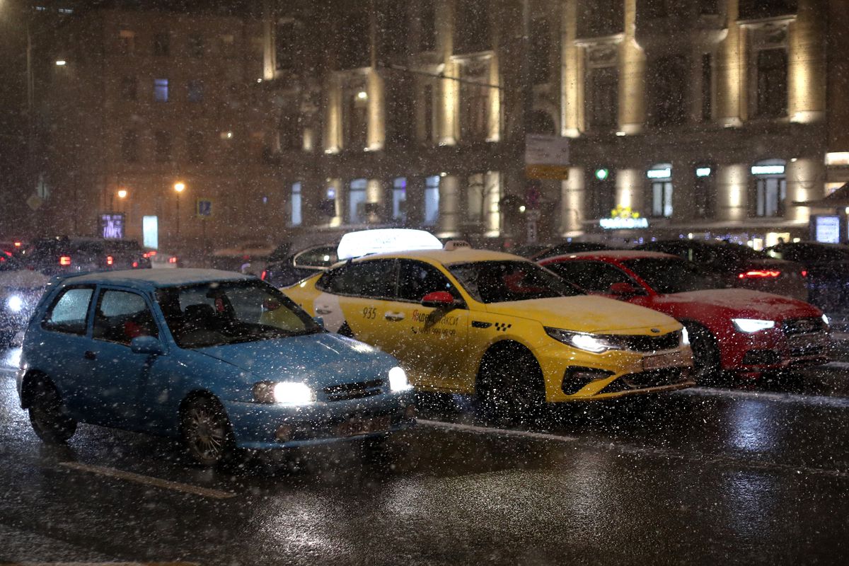 Snowing in Moscow