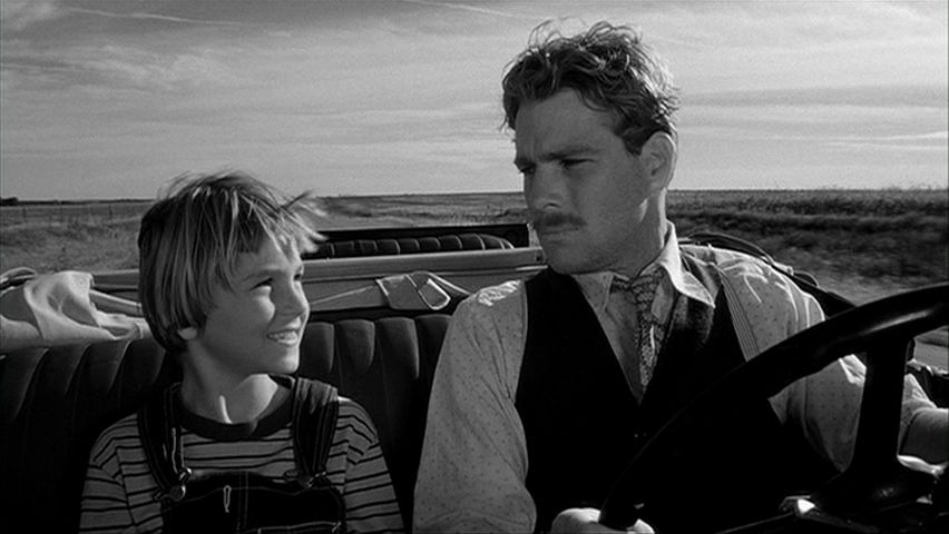 (L-R) Tatum O’Neal and her father Ryan O’Neal as Addie Loggins and Moses Pray in Paper Moon.