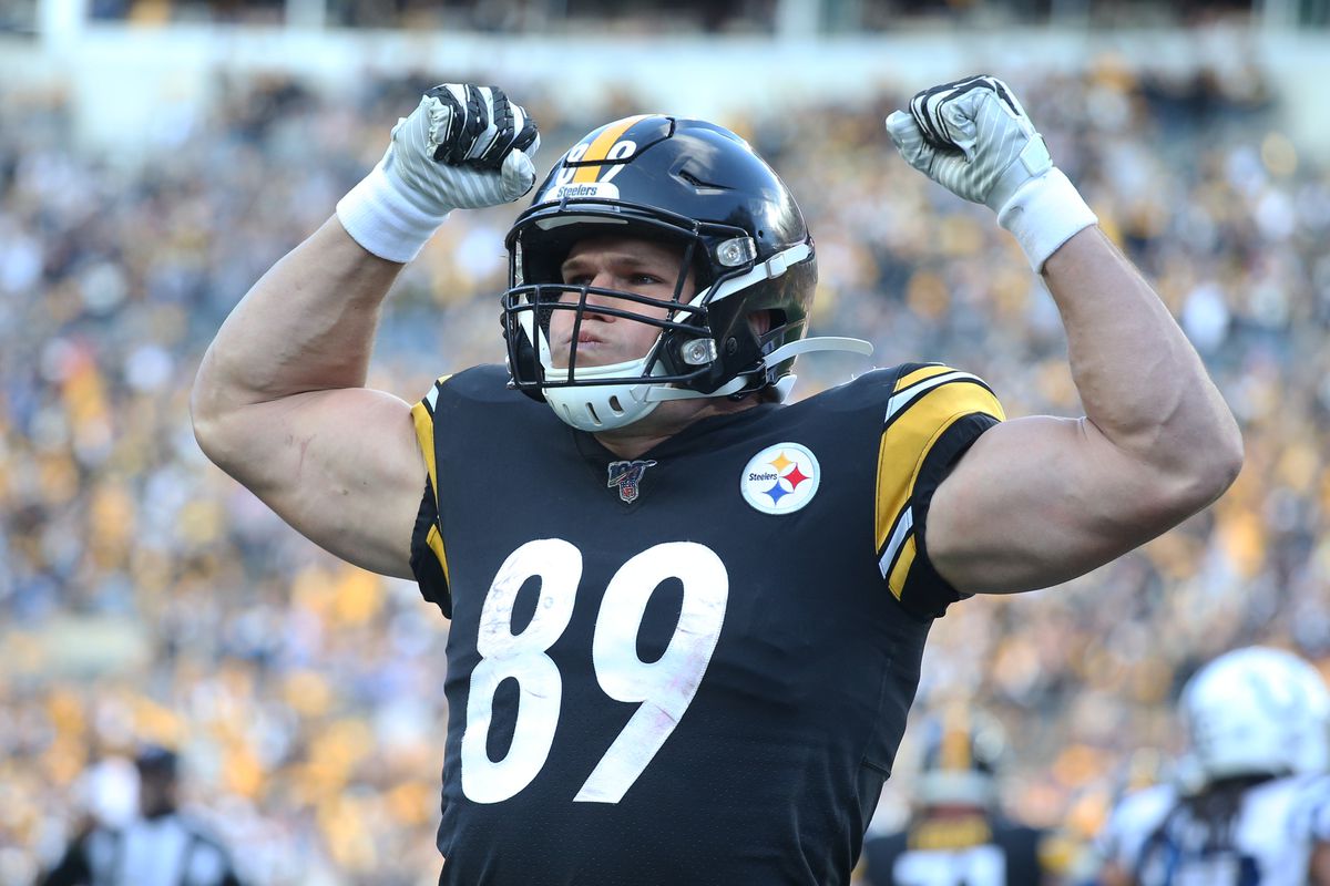 Pittsburgh Steelers tight end Vance McDonald reacts after scoring touchdown against the Indianapolis Colts during the third quarter at Heinz Field.&nbsp;