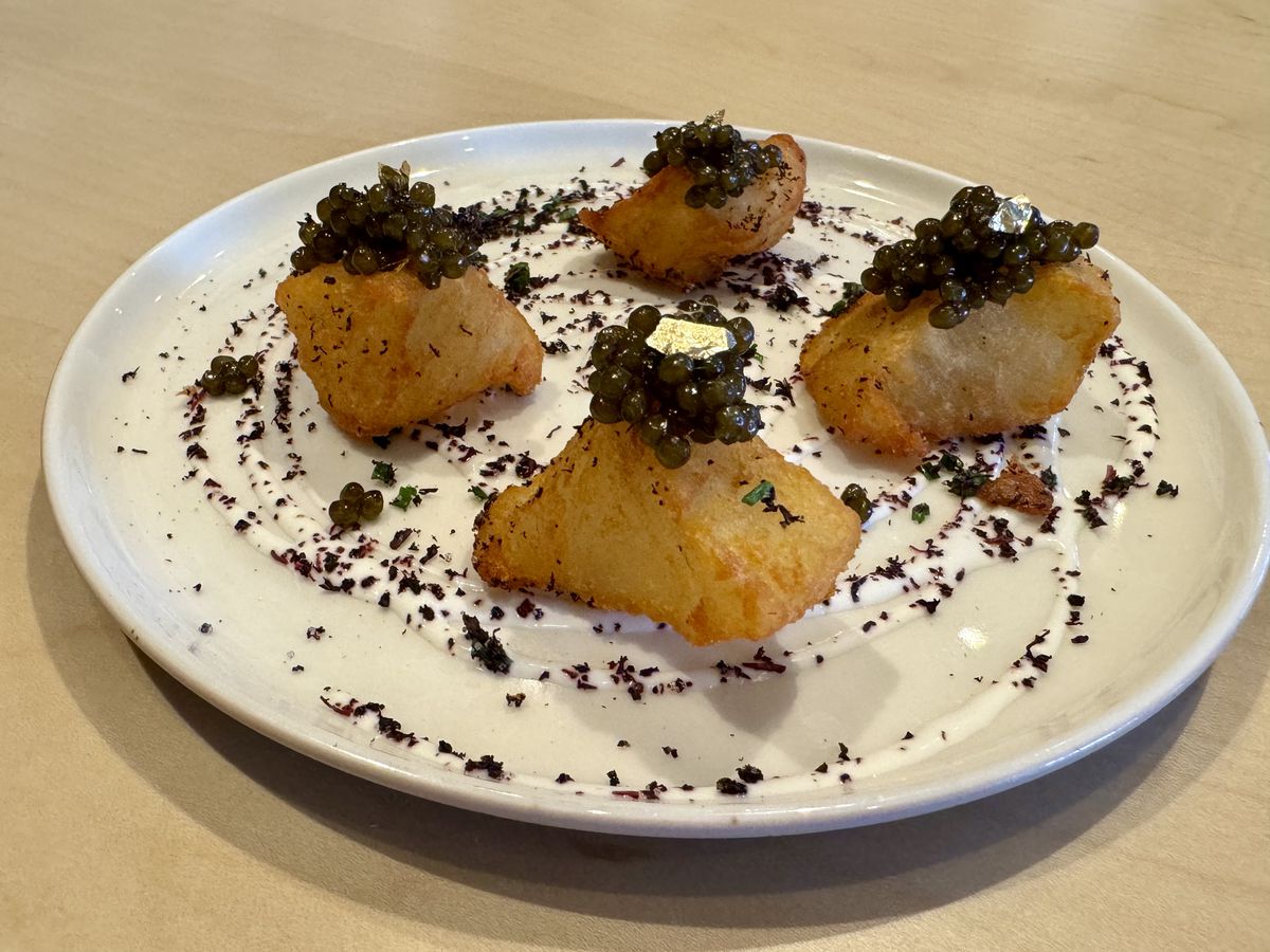 Crispy potatos with caviar.