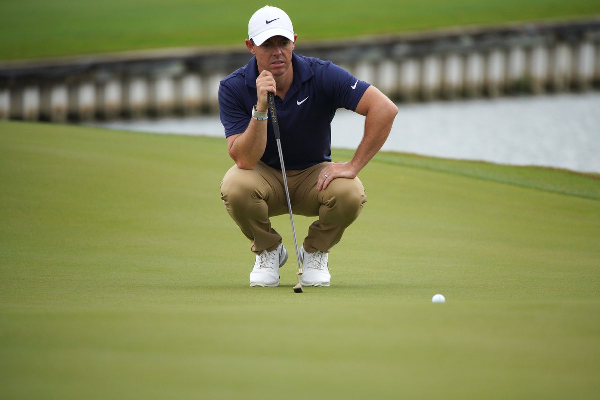 Rory McIlroy lines up a putt at the twelfth hole during the first round of the World Golf Championships-Dell Technologies Match Play golf tournament.