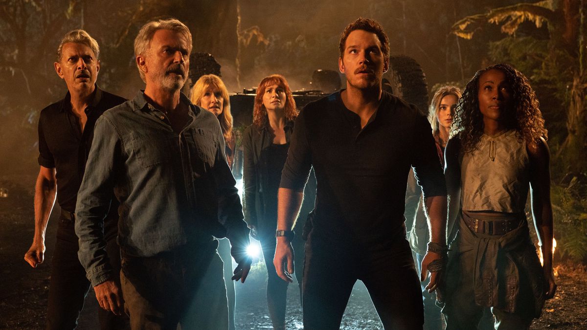 Los actores de la película Jurassic Park Dominion miran con asombro a algo que está por encima de ellos.