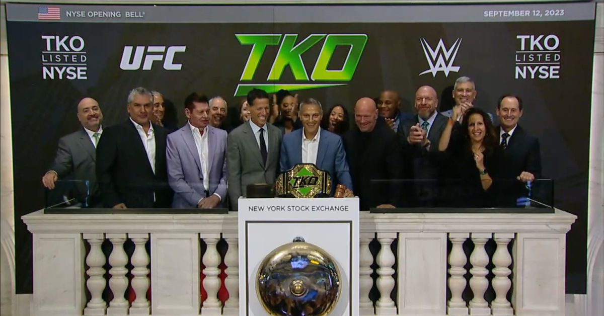 VÍDEO: Dana White e Vince McMahon presentes para tocar a campainha da Bolsa de Valores de Nova York quando a fusão UFC-WWE se torna pública