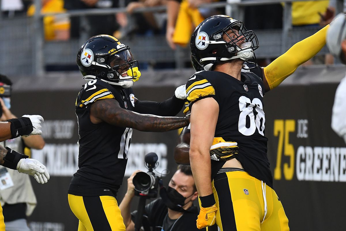Pat Freiermuth #88 of the Pittsburgh Steelers celebrates his touchdown with Diontae Johnson #18 during the first quarter against the Detroit Lions at Heinz Field on August 21, 2021 in Pittsburgh, Pennsylvania.