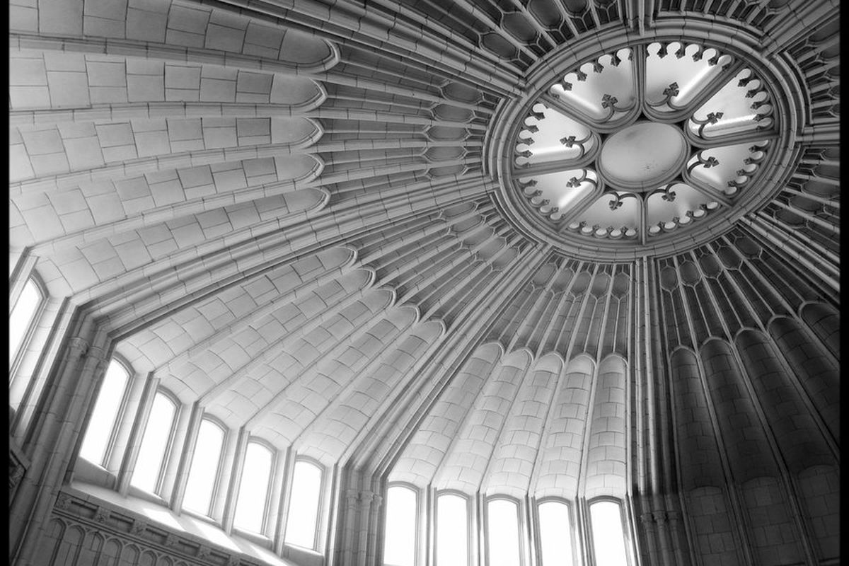 A black and white photo of a light-filled rotunda in the 1913 building.