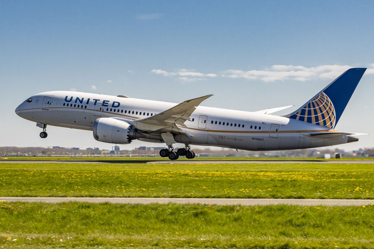 United Airlines Boeing 787 Dreamliner Departing From Amsterdam
