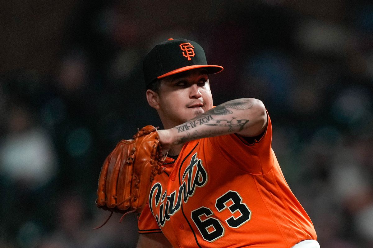Giants trade RHP Mauricio Llovera to Red Sox for pitching prospect