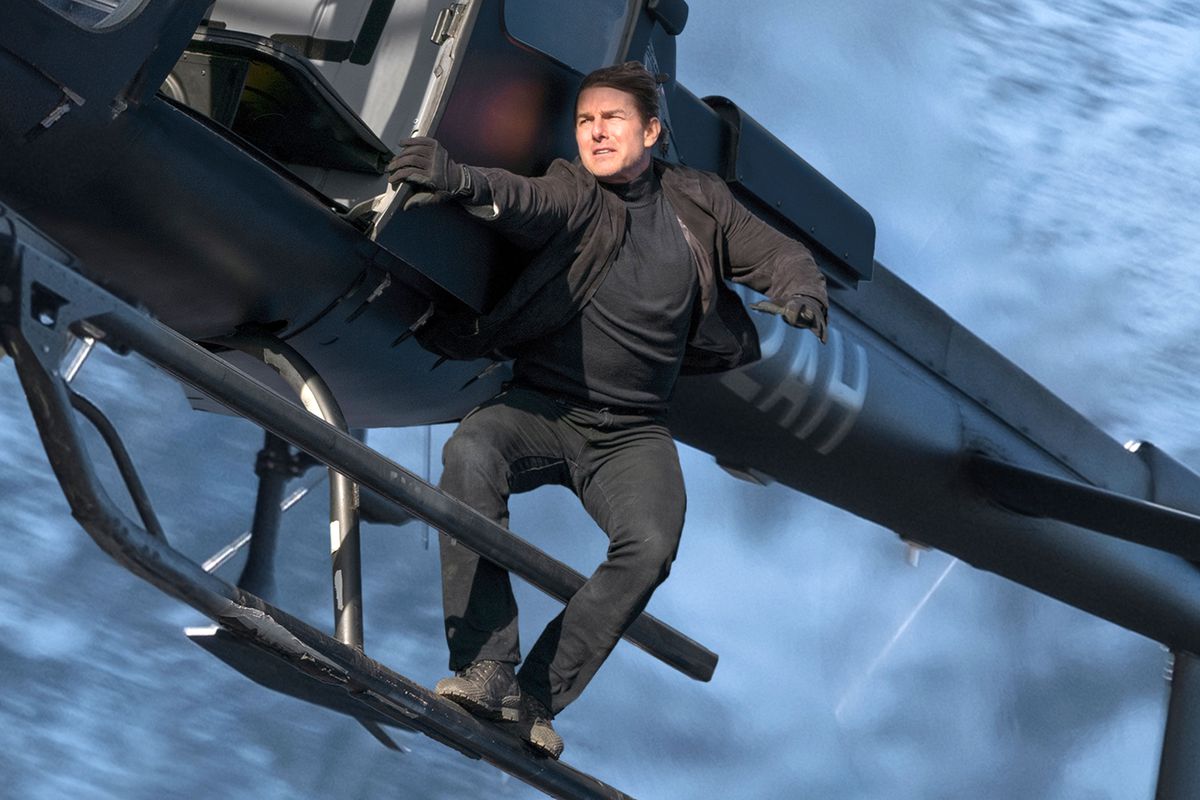 mission impossible fallout - tom cruise on a helicopter