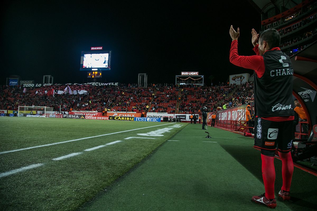 Xolos players applaud La Masakr3 during a match against León.