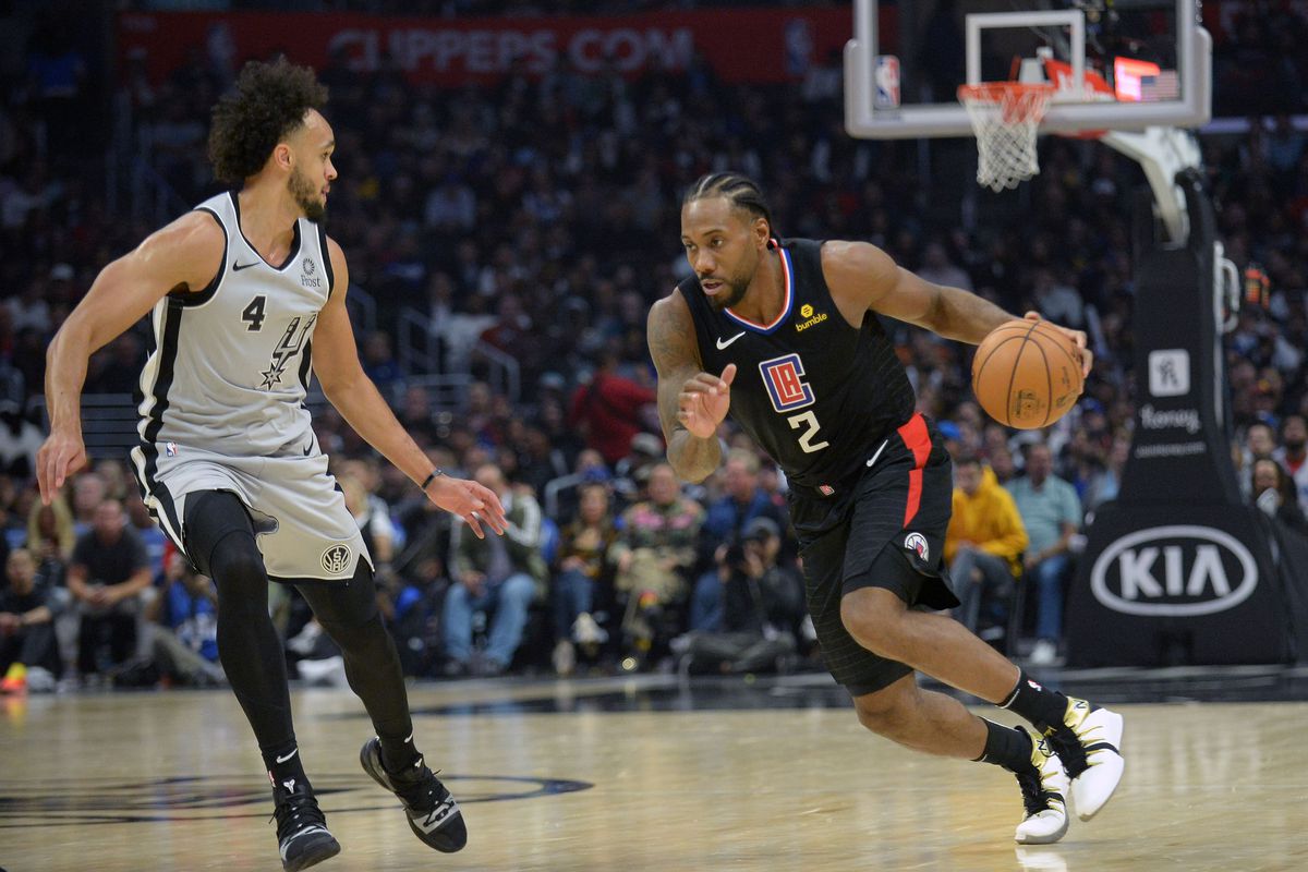 Los Angeles Clippers forward Kawhi Leonard moves the ball against San Antonio Spurs guard Derrick White during the second half at Staples Center.&nbsp;