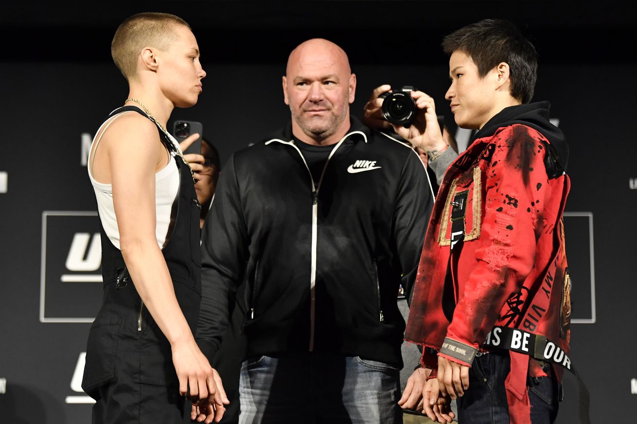 Rose Namajunas dan Zhang Weili berhadapan setelah konferensi pers pra-pertarungan untuk UFC 268. 