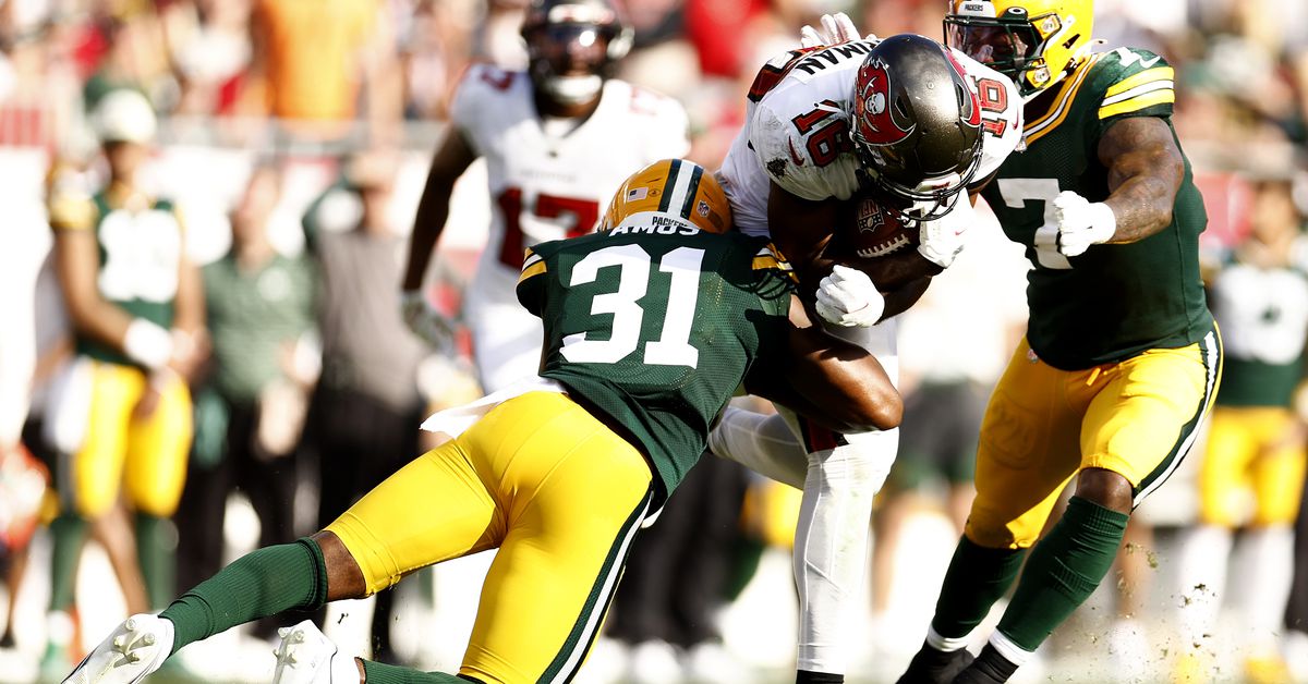 Packers safety Adrian Amos leaves game vs. Patriots for concussion evaluation
