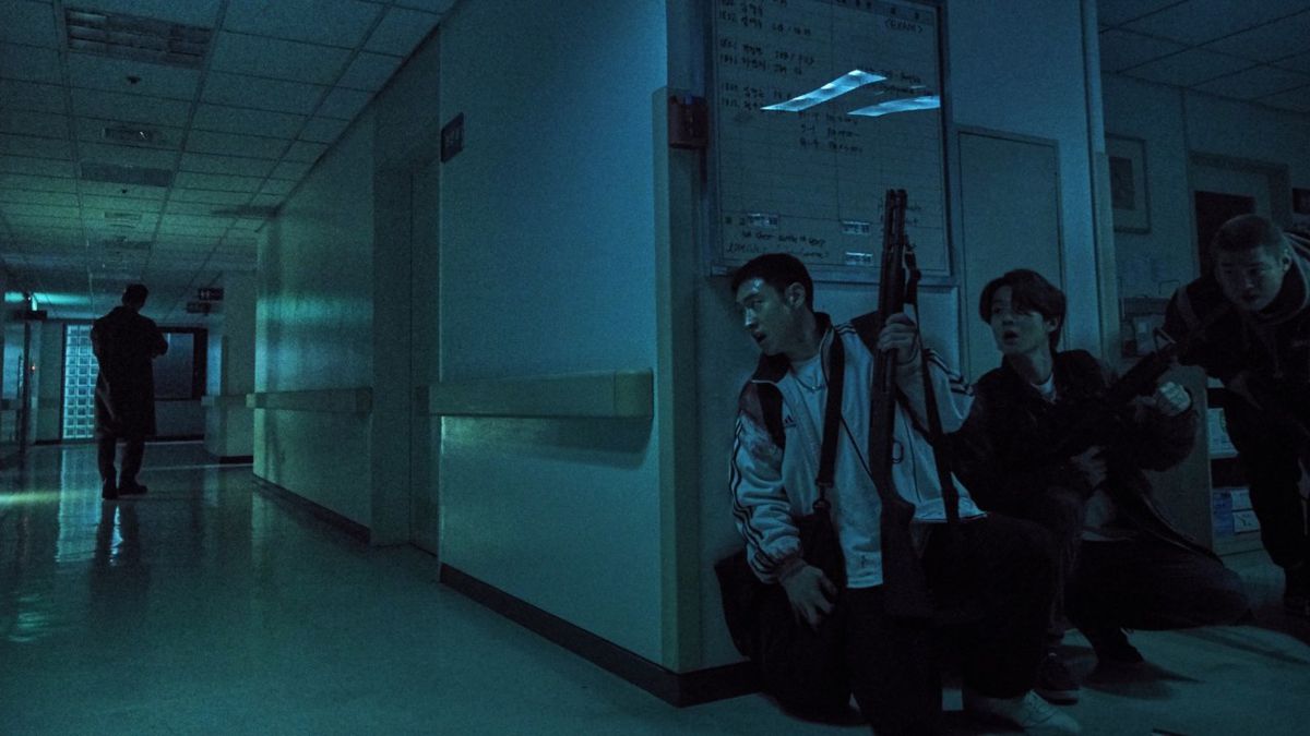 Three young men (Lee Je-hoon, Ahn Jae-hong, Choi Woo-shik) holding weapons hide behind a wall in a hospital while being stalked by a mysterious gunman (Park Hae-soo) in Time to Kill)