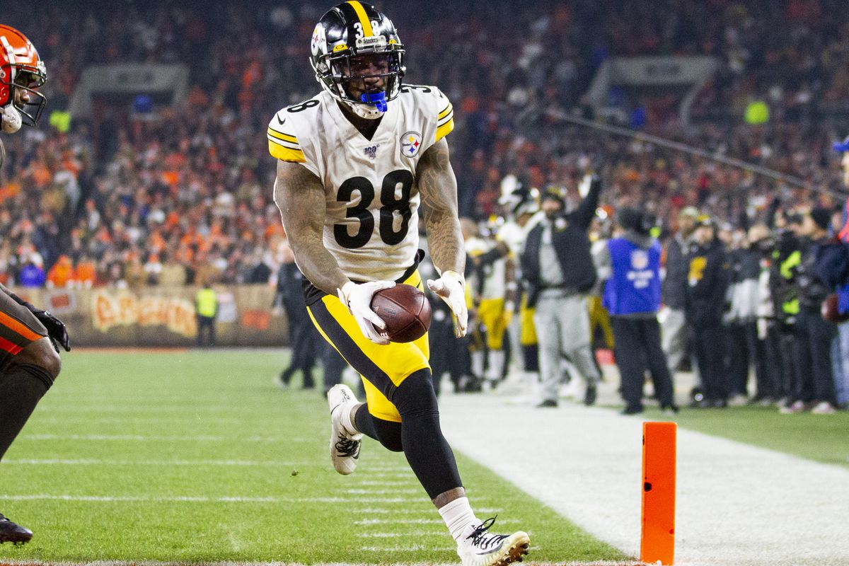 Pittsburgh Steelers running back Jaylen Samuels runs the ball into the end zone for a touchdown against the Cleveland Browns during the third quarter at FirstEnergy Stadium.
