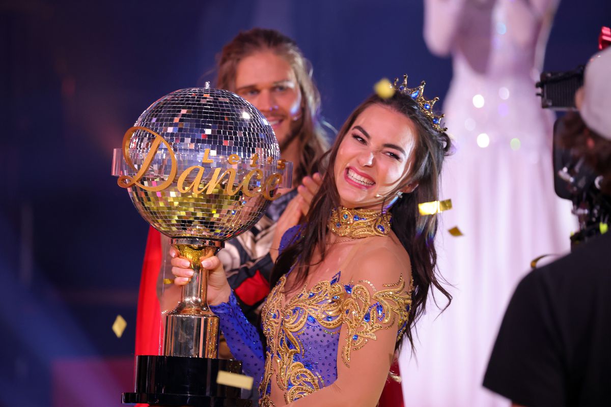 Renata Lusin poses with the trophy during the final show of the 14th season of the television competition “Let’s Dance”&nbsp;