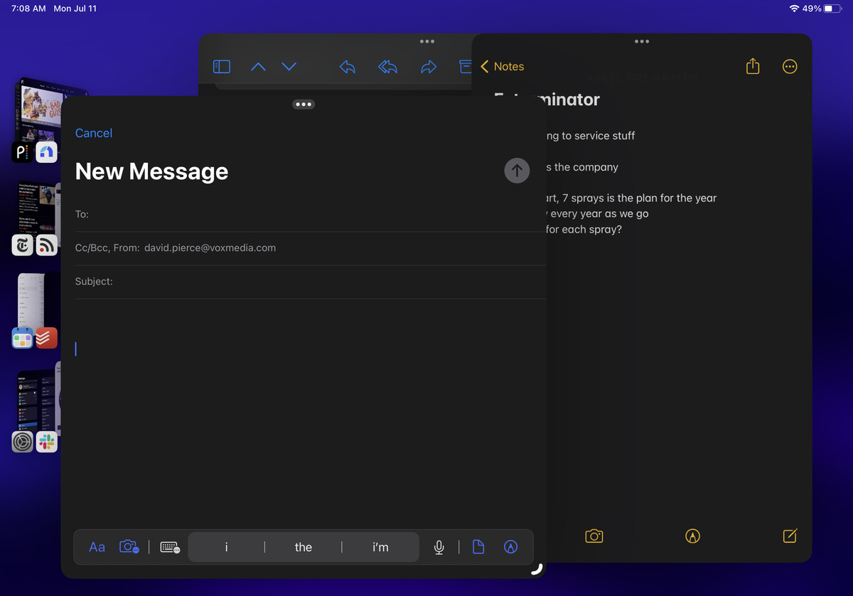 Екранна снимка на три приложения и Stage Manager на iPadOS 16.