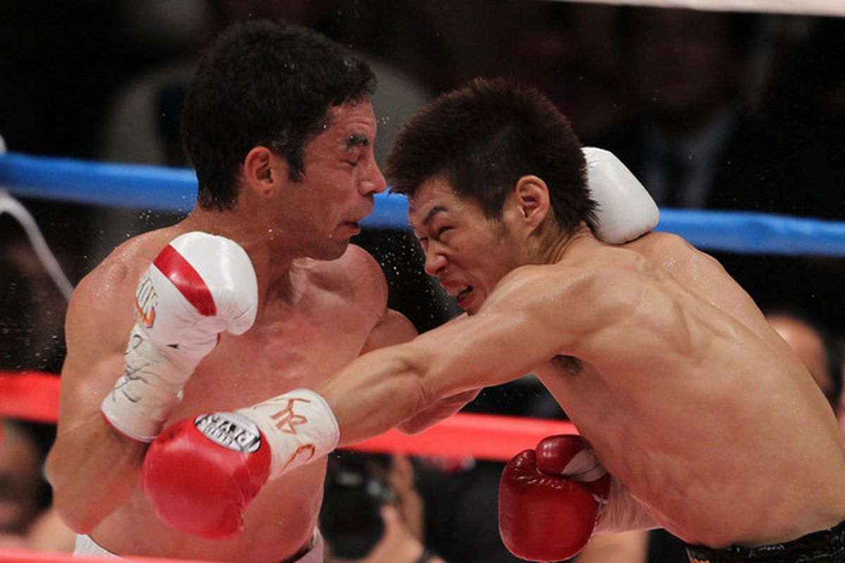 Hozumi Hasegawa (right) faces Jhonny Gonzalez today in Japan. (Photo by Koichi Kamoshida/Getty Images)