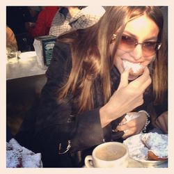 Sophia Vergara eats Beignets at Cafe du Monde