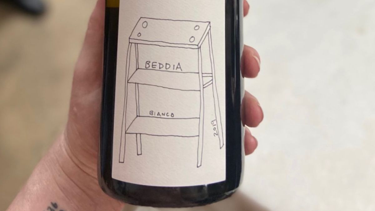A wine bottle with a label reading Pizzeria Beddia.