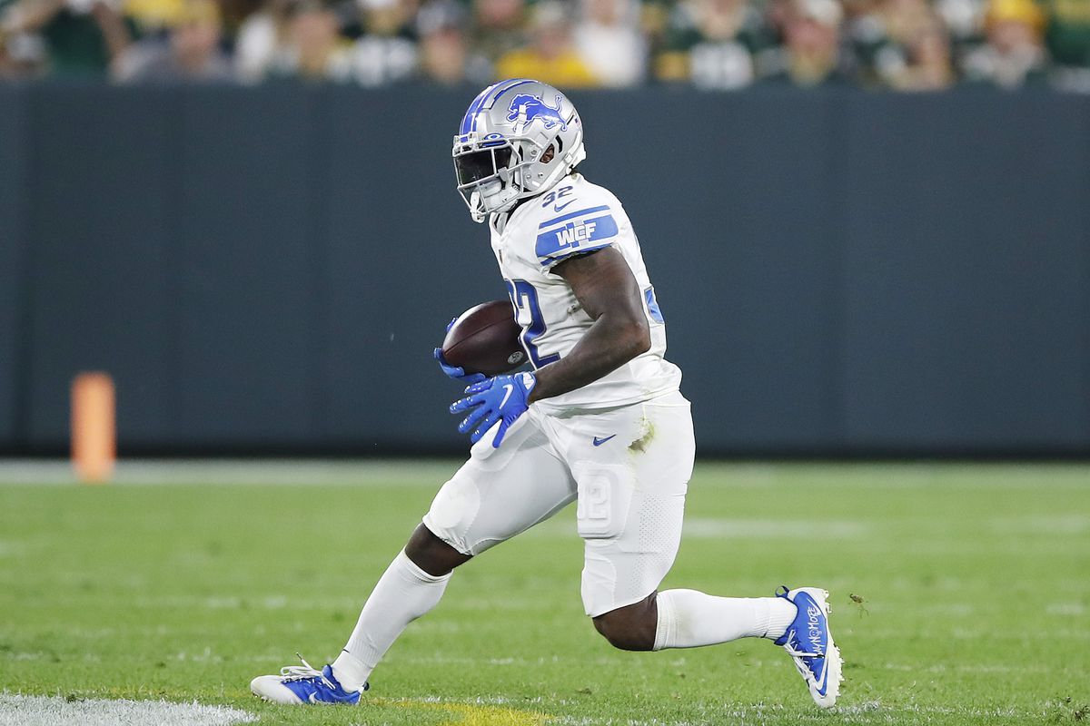 D’Andre Swift #32 of the Detroit Lions runs against the Green Bay Packers during the first half at Lambeau Field on September 20, 2021 in Green Bay, Wisconsin.