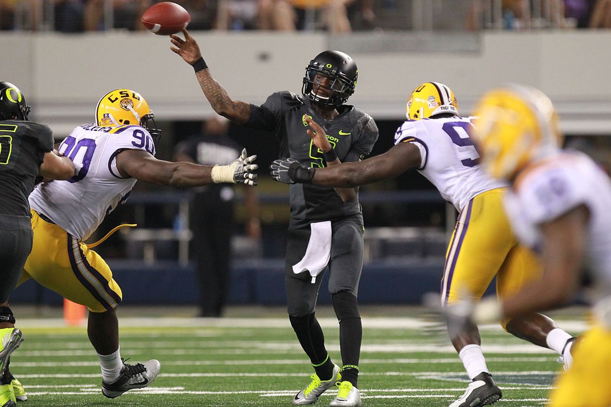 ARLINGTON, TX - SEPTEMBER 03:  Darron Thomas #5 of the Oregon Ducks throws against the LSU Tigers at Cowboys Stadium on September 3, 2011 in Arlington, Texas.  (Photo by Ronald Martinez/Getty Images)