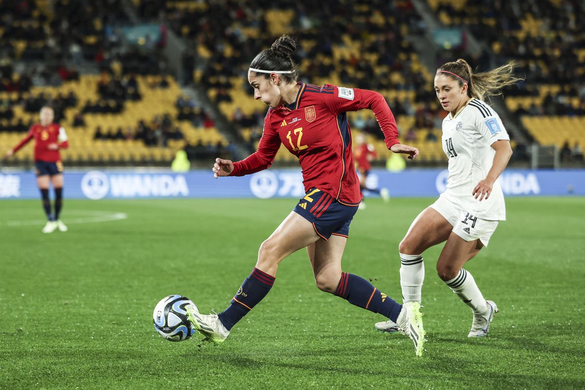 Oihane Hernandez of Spain runs with the ball next to Priscilla Chinchilla of Costa Rica during the FIFA Women’s World Cup Australia &amp; New Zealand 2023 Group C match between Spain and Costa Rica at Wellington Regional Stadium on July 21, 2023 in Wellington / Te Whanganui-a-Tara, New Zealand.