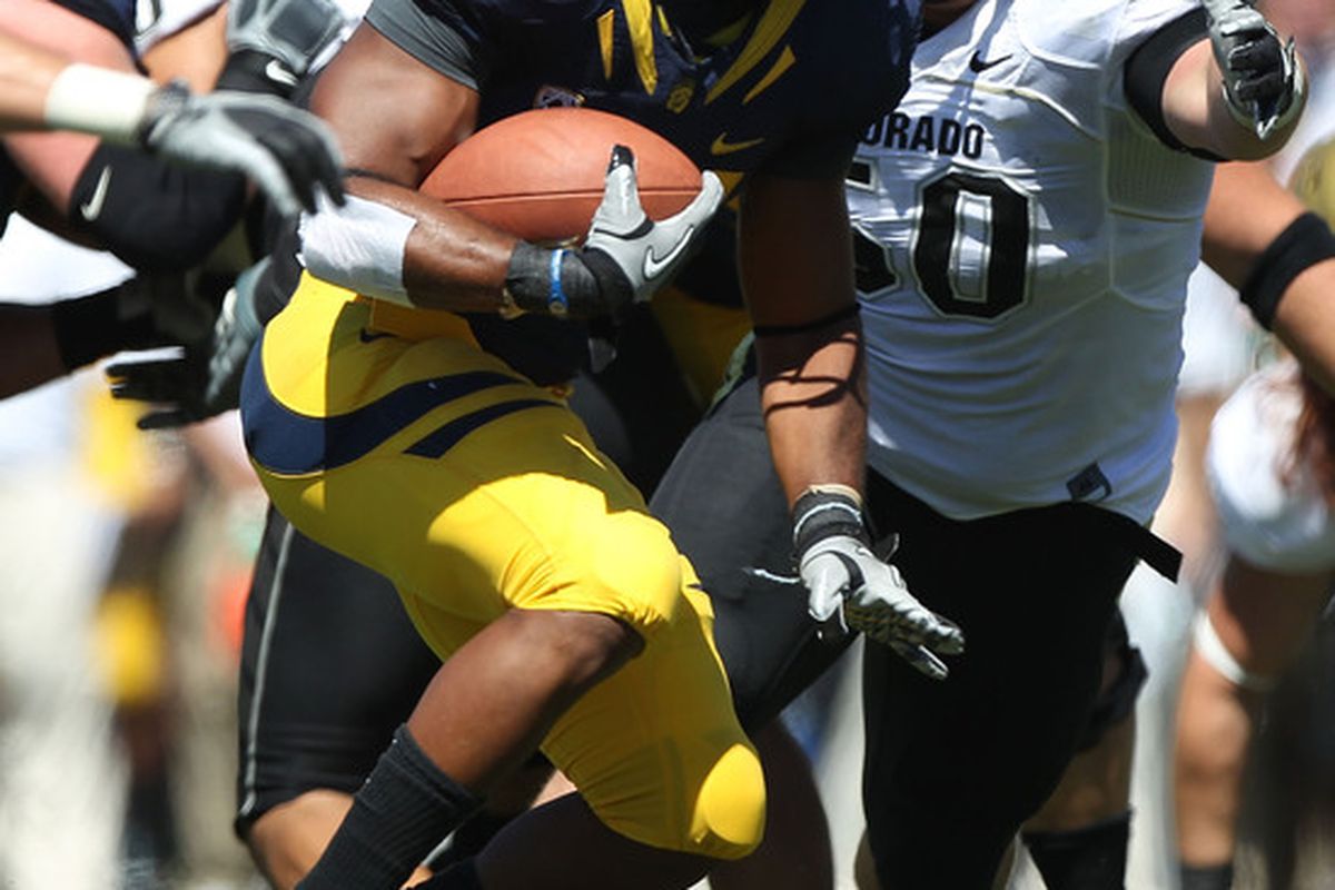 BERKELEY CA - SEPTEMBER 11: Shane Vereen #34 of the California Golden Bears runs against Curtis Cunningham #50 of the Colorado Buffaloes at California Memorial Stadium on September 11 2010 in Berkeley California. (Photo by Jed Jacobsohn/Getty Images)