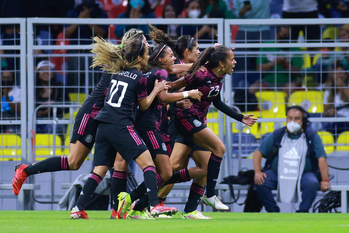 Maricarmen Reyes of Mexico celebrate with teammates after scoring the first goal of his team during the women’s international friendly between Mexico and Colombia at Azteca Stadium on September 21, 2021 in Mexico City, Mexico.