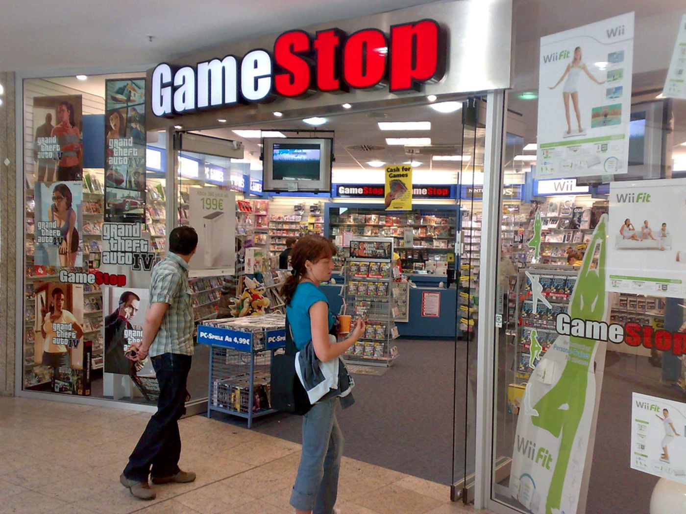 Hit hard by digital sales, GameStop is looking to close up to 150 stores  this year - The Verge