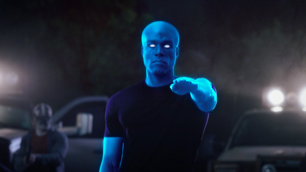 Yahya Abdul-Mateen II as Doctor Manhattan raising his hand and blowing up heads in watchmen